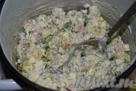 Добавить сметану и ещё раз перемешать.