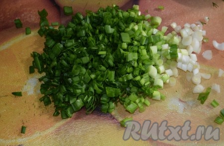 Зеленый лук вымыть, обсушить и измельчить.