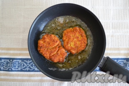 Обжарить на среднем огне с двух сторон до румяного цвета (на это уйдет 10-13 минут).
