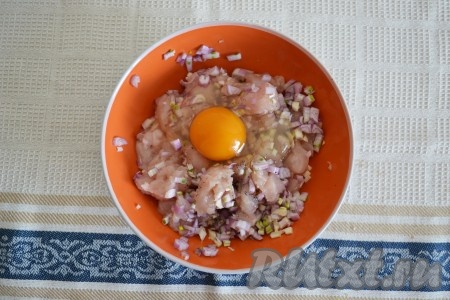 Добавить куриное яйцо.