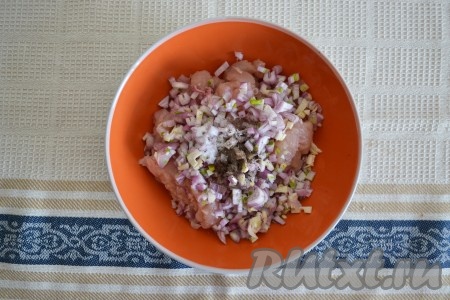 Всыпать по вкусу соль и черный молотый перец. 