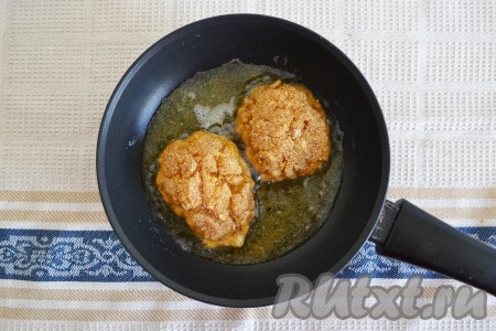 Разогреть сковороду, влить растительное масло и через минутку выложить сиченики. 