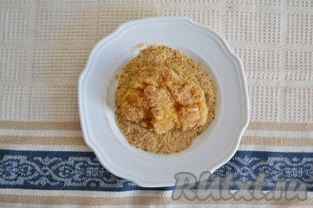 Взять небольшое количество мясного фарша и обвалять его в панировочных сухарях. Я использую сухарики со специями, в состав которых входят красный перец, мускатный орех,&nbsp;кориандр и базилик. Можно воспользоваться обычными сухарями без специй. Аналогично сформировать и обвалять в сухарях остальные сиченики.