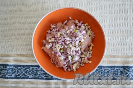 Очищенный лук и чеснок мелко нарезать и добавить к мясу.
