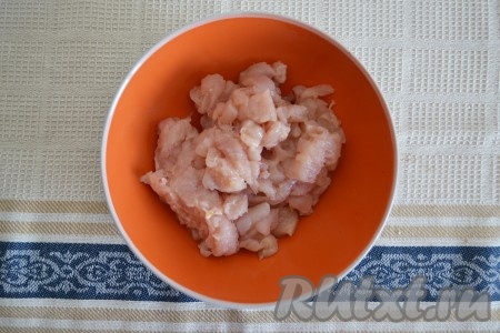 Нарезанное мясо выложить в глубокую миску.
