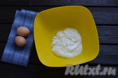 В глубокую миску вылить кефир, добавить растопленное и остывшее сливочное масло (вместо сливочного масла можно влить 1,5 столовых ложки растительного масла).