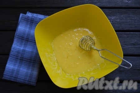 Взбить смесь кефира, масла и яиц венчиком до однородности.
