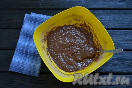 Перемешать тесто для кексов до однородности столовой ложкой. Делать это нужно интенсивно и, желательно, вручную (то есть без миксера). Тесто должно получиться по консистенции, как густая сметана. Если нужно, добавьте совсем немного муки, ориентируясь на консистенцию замешиваемого теста.