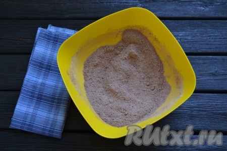 Смесь сухих ингредиентов должна получиться однородной, в ней не должно быть комочков сбитой муки или какао-порошка.