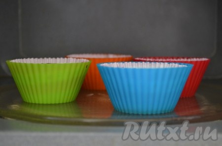 Отправить формочки с тестом в микроволновку и выпекать кексы 5 минут при мощности 800 Ватт. Во время выпечки в микроволновке кексы очень сильно поднимаются, но потом опадают - это нормально.