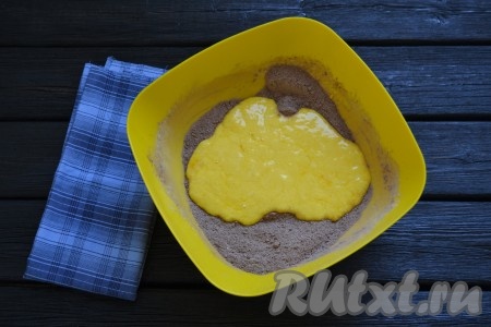 В миску со смесью сухих ингредиентов влить смесь из кефира, масла и яиц.