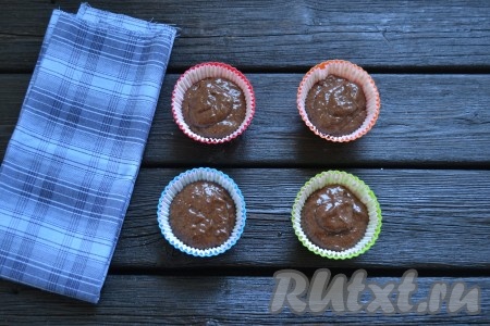 Если у вас плотные бумажные формочки, то их можно сразу использовать. У меня были бумажные вкладыши, их нужно вложить в силиконовые формочки для маффинов, чтобы вкладыши держали форму. Разложить тесто в бумажные формы, заполняя их чуть выше, чем на половину объёма. Из данного количества продуктов получится 10 кексов.