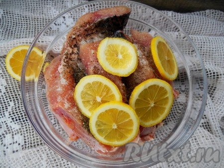 Лимон обдайте кипятком или хорошо промойте, затем нарежьте на колечки. К кусочкам карпа добавьте соль, перец и кружочки лимона, перемешайте, стараясь выжимать сок из колечек лимона. Оставьте рыбу на 10-15 минут.
