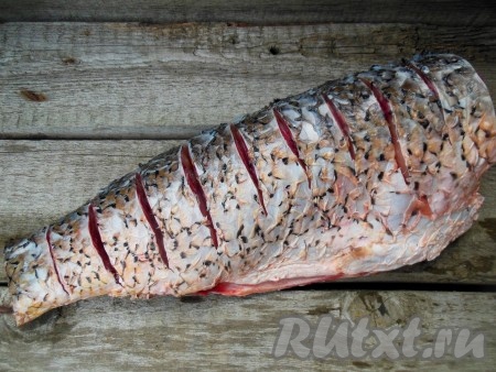 Затем рыбу нарежьте на стейки (порционные кусочки). Если карп крупный, то каждый стейк можно разделить на две части, я так и сделала.