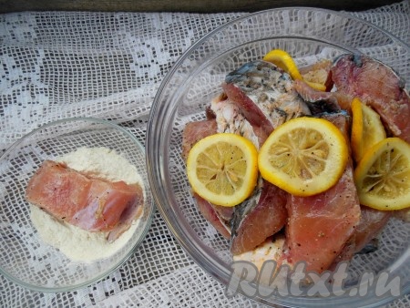 Затем разогрейте сковороду с 3-4 столовыми ложками растительного масла. Каждый кусочек карпа обваляйте в муке, лишнюю муку струсите. Выложите рыбу на сковороду.