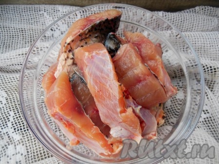 Затем рыбу нарежьте на стейки (порционные кусочки). Если карп крупный, то каждый стейк можно разделить на две части, я так и сделала.