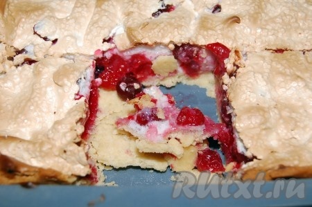 Пирог с клюквой и безе