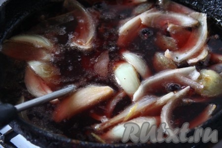 К обжаренному луку добавить вино, бульон (или воду), сахар и смородину, довести до кипения и выключить огонь.
