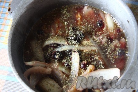 Утку выложить в казанок (или любую толстостенную посуду), залить нашим бульоном с вином, добавить майоран, накрыть крышкой и отправить тушиться на огонь.
