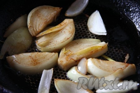 На сковороду, в которой обжаривали утку, выложить крупно нарезанную луковицу и обжарить на среднем огне до золотистого цвета со всех сторон.
