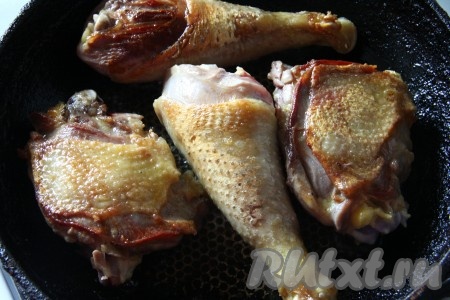 Утку разделить на кусочки, посолить и поперчить. На сковороду, разогретую с небольшим количеством масла, выложить кусочки утки и обжарить на медленном огне до золотистой корочки со всех сторон. Главное - жарить утку именно на медленном огне, чтобы жир из кожи как следует вытопился. Обжаренную утку убрать со сковороды.