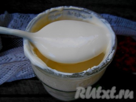 С домашней сметаной этот десерт получается особенно вкусным.