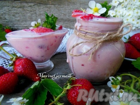 Клубника со сметаной - очень вкусный десерт, который можно сразу подать к столу, или же дать настояться в холодильнике 15-20 минут.