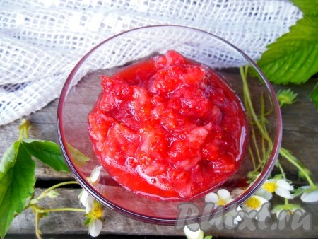 Другую часть ягод разомните при помощи толкушки.