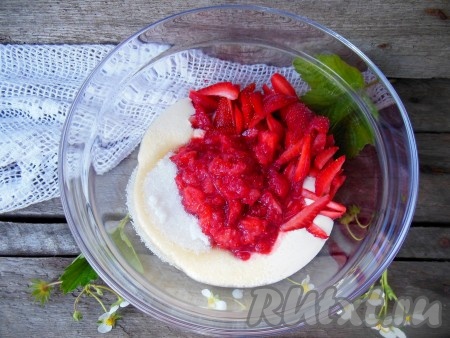 В сметану добавьте сахар, нарезанные ягоды и клубнику, которую размяли.