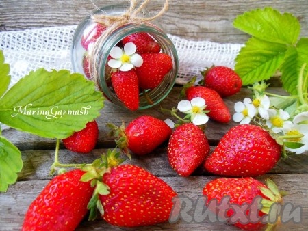 Клубнику промойте под проточной водой.