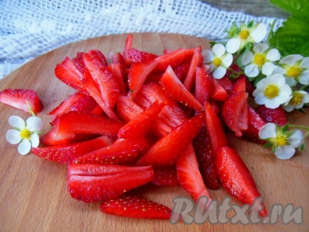 Удалите чашелистики. Разделите клубнику на две, примерно, равные части. Одну часть ягод нарежьте на небольшие кусочки.