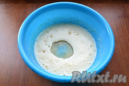 Взбить миксером яйцо с солью и сахаром до пышной пены, затем добавить растительное масло и ванильный сахар.
