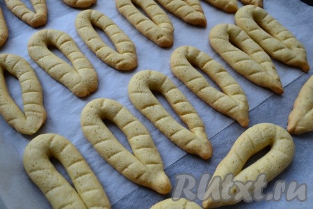 Печенье, замешанное на растительном масле, выпекать в духовке, разогретой до 180 градусов, минут 15-20 минут (выпечка должна остаться светленькой).
