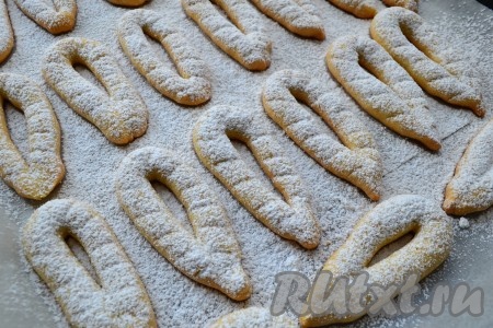 Готовое печенье немного остудить и посыпать сахарной пудрой.