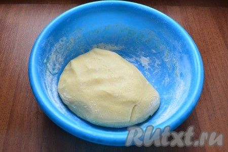Замесить мягкое и нежное песочное тесто.
