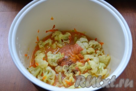Добавить получившийся томатно-сметанный соус к цветной капусте, моркови и луку, посолить по вкусу, добавить черный молотый перец, влить горячий бульон (или воду).
