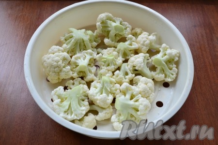 Разобрать цветную капусту на соцветия и отварить в течение 10 минут в мультиварке на режиме "На пару".
