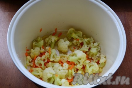 Обжаривать овощи, помешивая, до сигнала. Затем добавить в чашу отваренную цветную капусту и снова выставить режим "Жарка" на 10 минут. Также, помешивая, все обжарить.
