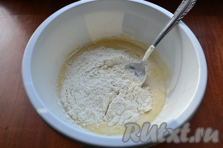 Всыпать частями оставшуюся просеянную муку, замешивая тесто сперва ложкой, а затем руками. Муки может понадобиться немного больше или меньше. Вымешиваем тесто руками около 10 минут.