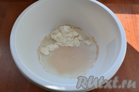 Вначале замесим тесто для ягодной пиццы, для этого тёплое молоко (температура молока не должна превышать 40 градусов) нужно влить в объёмную миску, затем сюда же всыпать дрожжи, сахар и пару столовых ложек муки.