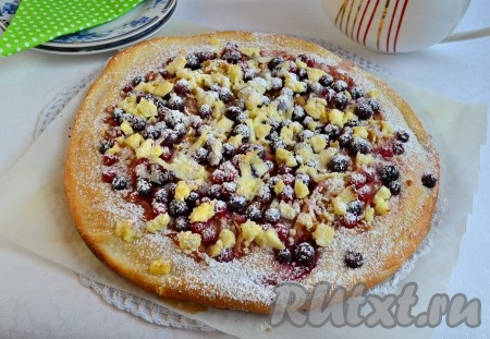 Выпекать ягодную пиццу в разогретой до 220-230 градусов духовке 15 минут. Готовую выпечку немного остудить и посыпать щедро сахарной пудрой.