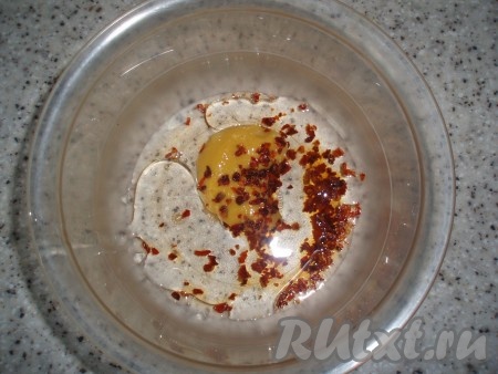 Приготовить заправку для салата, для этого соединить горчицу, винный уксус, оливковое масло и хлопья сушеных помидоров.
