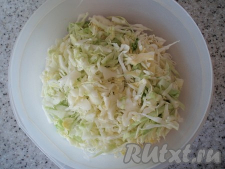 Капусту вымыть, очистить, при необходимости, от верхних листьев, нашинковать тонкой соломкой. Выложить в емкость для приготовления салата. Добавить по вкусу соль, сахар и слегка помять руками, чтобы капуста пустила сок.