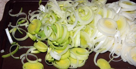 Нарежем лук порей тонкими кольцами.