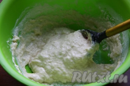 Добавить муку и перемешать тесто. Тесто для клецек получается жидковатое, по консистенции похоже на тесто для оладий.