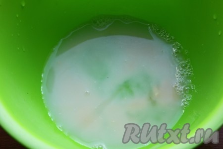 Яйца слегка взбить с помощью венчика или вилки. Воду смешать с солью и взбитыми яйцами.