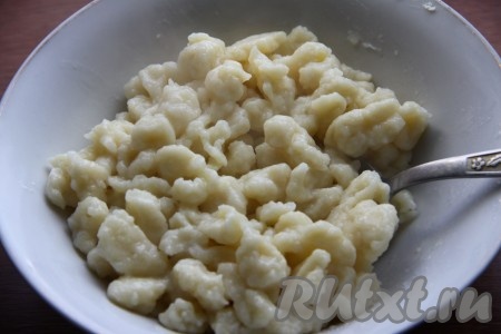 Готовые клецки откидываем на дуршлаг. Затем перекладываем на тарелку и, по желанию, добавляем сливочное масло или мясную подливу.
