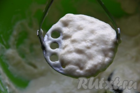 Приступим к приготовлению клецек. Традиционно для их приготовления используют специальное сито с крупными дырками. За неимением такого, можно использовать крупную терку или картофелемялку, как я. Воду солим и доводим до кипения. Картофелемялку держим над кастрюлей с горячей водой и маленькими порциями тесто продавливаем через дырочки. Оно каплями отрывается и падает в воду. Так проделываем со всем тестом.
