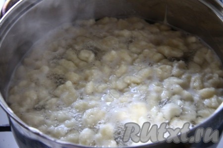 Перемешиваем, доводим до кипения и варим клецки 1-2 минуты.