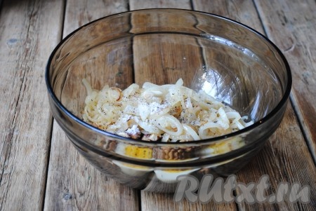 Лук вместе с маслом, которое осталось на сковороде, выложить в миску к яйцам и орехам. Добавить очищенный зубчик чеснока, соль и чёрный молотый перец.&nbsp;
